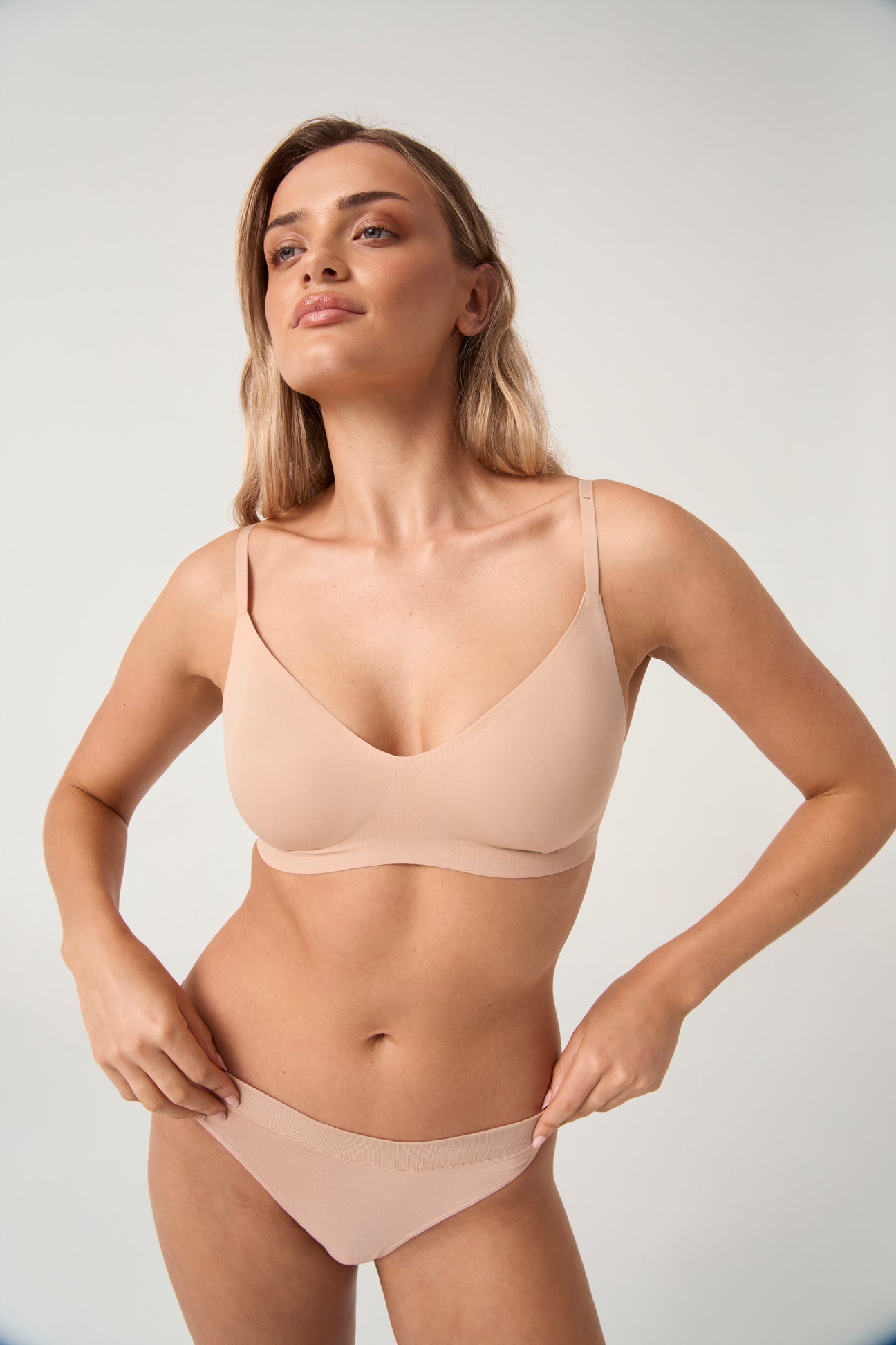 The Wireless Seamless Bralette - Sand