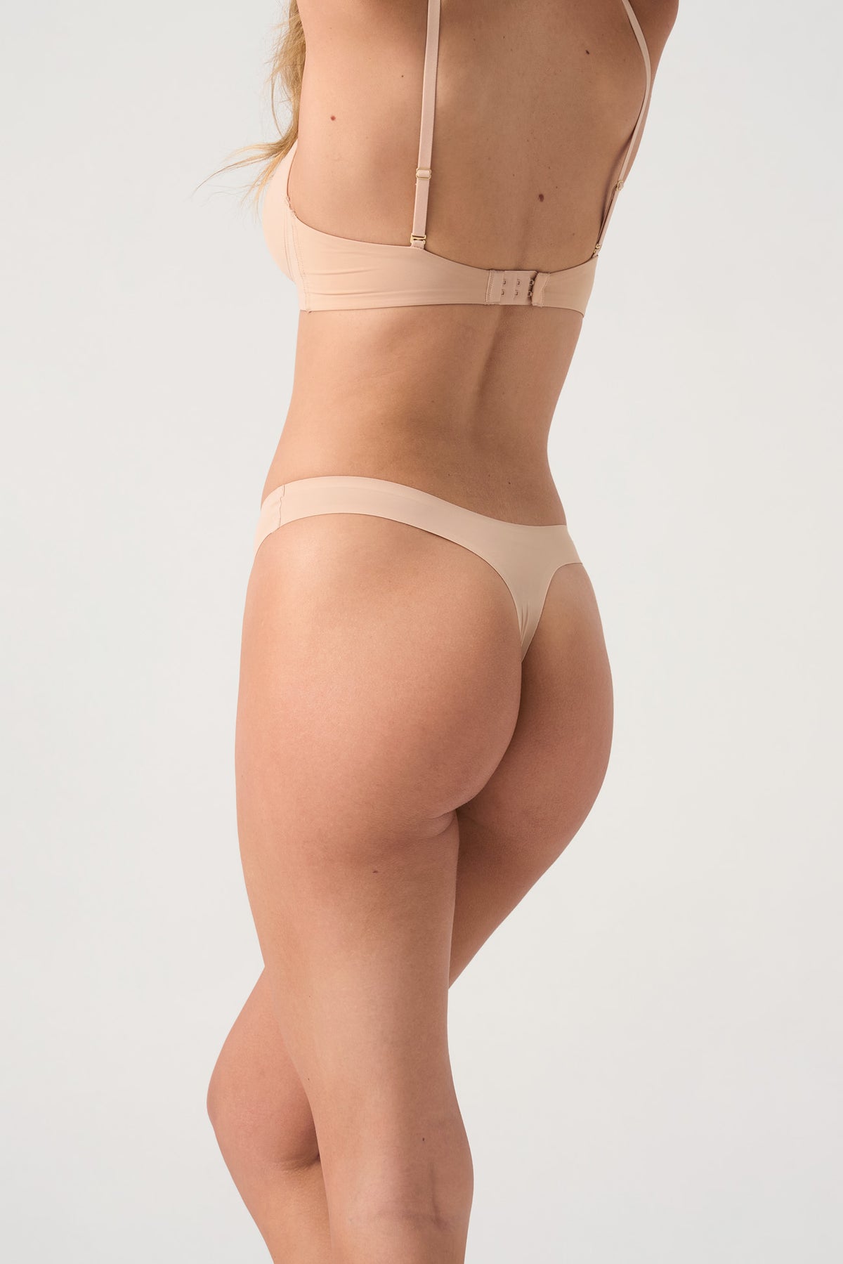 The Seamless G-String - Sand